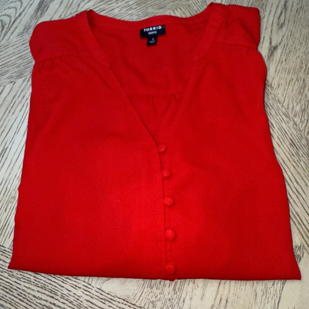Torrid Women's Plus Size 1X Red Harper Roll Tab Sleeve Button Front Blouse Top‎
